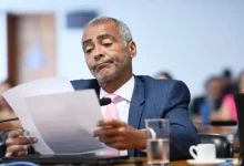 Senador Romário nega rompimento com Bolsonaro em meio à pressão por impeachment de Alexandre de Moraes. A oposição busca 54 votos para abrir o processo no Senado. Romário critica "mentiras" e defende o diálogo.