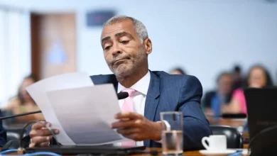 Senador Romário nega rompimento com Bolsonaro em meio à pressão por impeachment de Alexandre de Moraes. A oposição busca 54 votos para abrir o processo no Senado. Romário critica "mentiras" e defende o diálogo.