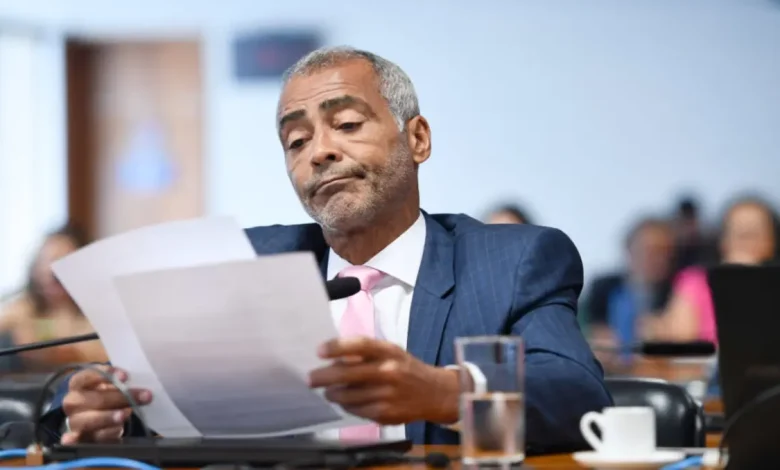 Romário nega ruptura com Bolsonaro em meio à pressão por impeachment de Moraes 1 Senador Romário nega rompimento com Bolsonaro em meio à pressão por impeachment de Alexandre de Moraes. A oposição busca 54 votos para abrir o processo no Senado. Romário critica "mentiras" e defende o diálogo.