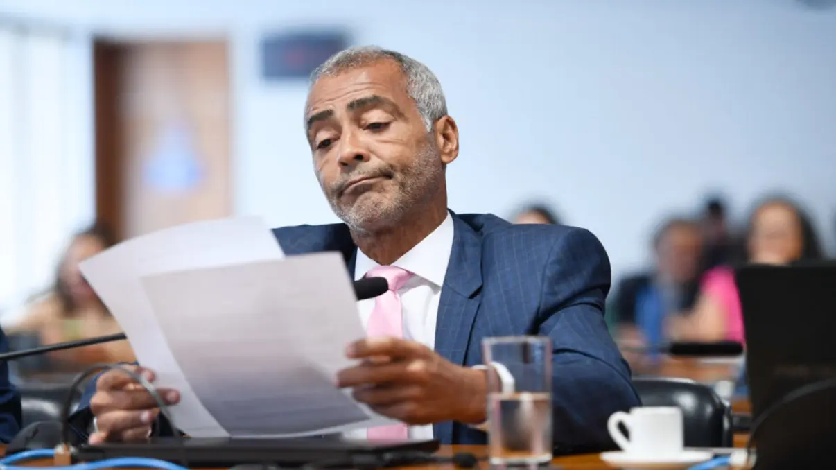 Senador Romário nega rompimento com Bolsonaro em meio à pressão por impeachment de Alexandre de Moraes. A oposição busca 54 votos para abrir o processo no Senado. Romário critica "mentiras" e defende o diálogo.