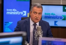 Governo brasileiro prepara projeto de lei para regular big techs, impulsionado por denúncias de adultização infantil nas redes sociais. A medida visa punir criadores de conteúdo e plataformas que permitem a disseminação de materiais inadequados para menores.