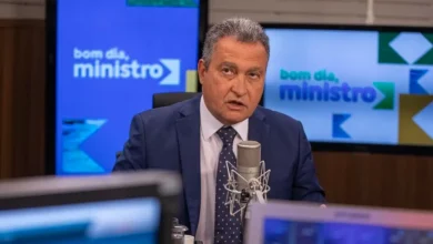 Governo brasileiro prepara projeto de lei para regular big techs, impulsionado por denúncias de adultização infantil nas redes sociais. A medida visa punir criadores de conteúdo e plataformas que permitem a disseminação de materiais inadequados para menores.