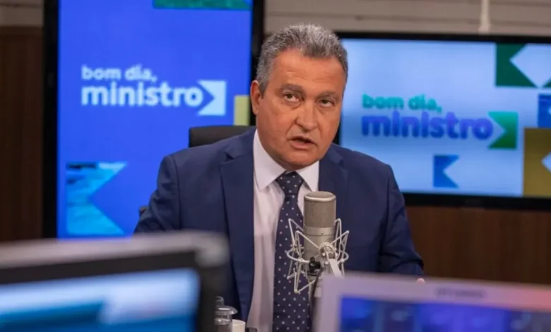 Governo brasileiro prepara projeto de lei para regular big techs, impulsionado por denúncias de adultização infantil nas redes sociais. A medida visa punir criadores de conteúdo e plataformas que permitem a disseminação de materiais inadequados para menores.