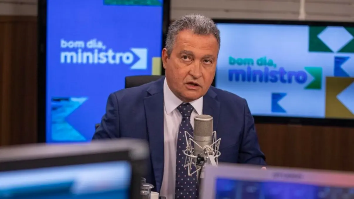 Governo brasileiro prepara projeto de lei para regular big techs, impulsionado por denúncias de adultização infantil nas redes sociais. A medida visa punir criadores de conteúdo e plataformas que permitem a disseminação de materiais inadequados para menores.
