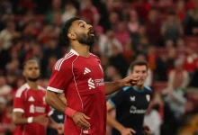 Mohamed Salah critica nota da UEFA sobre morte de ex-jogador palestino em Gaza. A declaração da UEFA foi considerada insensível por não reconhecer a gravidade da situação e o contexto da tragédia.