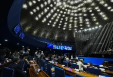 Projeto de lei que altera a Lei da Ficha Limpa será votado no Senado. A proposta, que redefine prazos de inelegibilidade, enfrenta críticas de entidades como a CNBB, que a considera um marco na luta contra a corrupção.