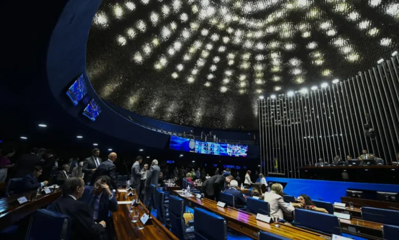 Lei da Ficha Limpa: Projeto de Alterações será Votado no Senado 1 Projeto de lei que altera a Lei da Ficha Limpa será votado no Senado. A proposta, que redefine prazos de inelegibilidade, enfrenta críticas de entidades como a CNBB, que a considera um marco na luta contra a corrupção.