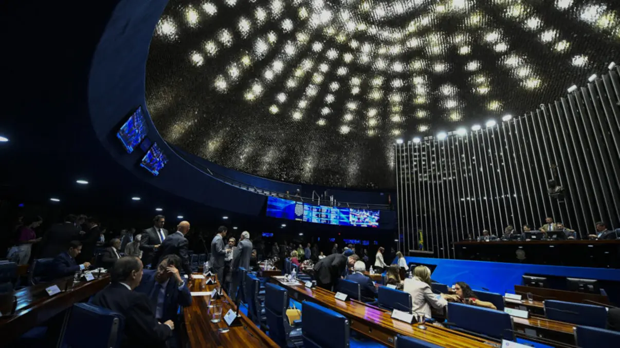 Projeto de lei que altera a Lei da Ficha Limpa será votado no Senado. A proposta, que redefine prazos de inelegibilidade, enfrenta críticas de entidades como a CNBB, que a considera um marco na luta contra a corrupção.