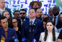 Oposição, incluindo o PL, Novo, PP e União Brasil, bloqueia sessões do Congresso em protesto contra a prisão domiciliar de Bolsonaro e busca diálogo com Motta e Alcolumbre.