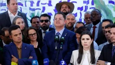 Oposição, incluindo o PL, Novo, PP e União Brasil, bloqueia sessões do Congresso em protesto contra a prisão domiciliar de Bolsonaro e busca diálogo com Motta e Alcolumbre.