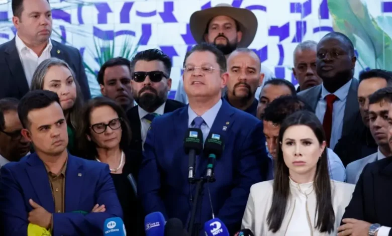 Oposição, incluindo o PL, Novo, PP e União Brasil, bloqueia sessões do Congresso em protesto contra a prisão domiciliar de Bolsonaro e busca diálogo com Motta e Alcolumbre.