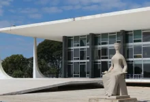 STF volta após recesso com sessão extraordinária. Em pauta, julgamentos sobre multa da Eletronorte, contribuição de sindicatos e licença parental. Ações sobre sanções dos EUA ao ministro Alexandre de Moraes também esperadas.