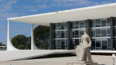 STF volta após recesso com sessão extraordinária. Em pauta, julgamentos sobre multa da Eletronorte, contribuição de sindicatos e licença parental. Ações sobre sanções dos EUA ao ministro Alexandre de Moraes também esperadas.