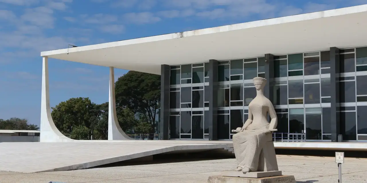 STF volta após recesso com sessão extraordinária. Em pauta, julgamentos sobre multa da Eletronorte, contribuição de sindicatos e licença parental. Ações sobre sanções dos EUA ao ministro Alexandre de Moraes também esperadas.