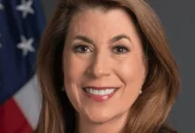 Donald Trump nomeou Tammy Bruce, ex-comentarista da Fox News, como embaixadora dos EUA junto à ONU. Trump elogiou a dedicação e patriotismo de Bruce durante seu tempo como Porta-voz do Departamento de Estado. Bruce agradeceu a indicação e prometeu defender os valores 'América em Primeiro Lugar' no cenário global.