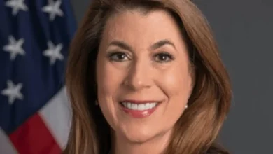 Donald Trump nomeou Tammy Bruce, ex-comentarista da Fox News, como embaixadora dos EUA junto à ONU. Trump elogiou a dedicação e patriotismo de Bruce durante seu tempo como Porta-voz do Departamento de Estado. Bruce agradeceu a indicação e prometeu defender os valores 'América em Primeiro Lugar' no cenário global.