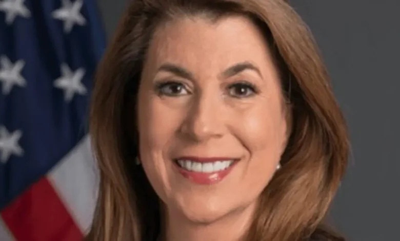 Tammy Bruce, ex- comentarista da Fox News, indicada como embaixadora dos EUA na ONU 1 Donald Trump nomeou Tammy Bruce, ex-comentarista da Fox News, como embaixadora dos EUA junto à ONU. Trump elogiou a dedicação e patriotismo de Bruce durante seu tempo como Porta-voz do Departamento de Estado. Bruce agradeceu a indicação e prometeu defender os valores 'América em Primeiro Lugar' no cenário global.