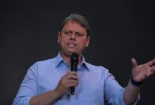 Governador Tarcísio de Freitas critica gestão Lula em evento em São Paulo, acusando-o de excesso de gastos, aumento de impostos e corrupção. Governadores aliados concordam com a avaliação.