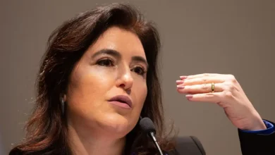 Brasil prioriza China como principal parceiro comercial, com exportações agrícolas e minerais impulsionando a balança comercial. Embora busque diversificar relações, o governo defende postura pragmática alinhada aos interesses econômicos do país.