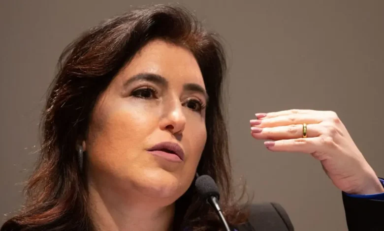 Brasil prioriza China como principal parceiro comercial, com exportações agrícolas e minerais impulsionando a balança comercial. Embora busque diversificar relações, o governo defende postura pragmática alinhada aos interesses econômicos do país.