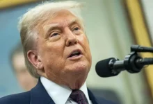 Trump ordena novo censo nos EUA excluindo imigrantes ilegais, gerando polêmica. A decisão, baseada nos resultados eleitorais de 2024, pode impactar a representação política e o mapeamento eleitoral.