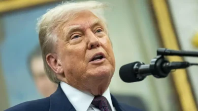 Trump ordena novo censo nos EUA excluindo imigrantes ilegais, gerando polêmica. A decisão, baseada nos resultados eleitorais de 2024, pode impactar a representação política e o mapeamento eleitoral.