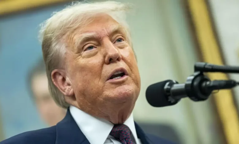 Trump ordena novo censo nos EUA excluindo imigrantes ilegais, gerando polêmica. A decisão, baseada nos resultados eleitorais de 2024, pode impactar a representação política e o mapeamento eleitoral.