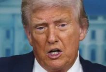 Donald Trump busca mediar encontro entre Putin e Zelensky após encontro individual com Putin no Alasca. Zelensky critica ausência de Kiev nas negociações. Trump promete comunicar aliados sobre o acordo de paz russo e deseja a devolução de territórios ocupados.