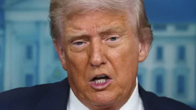 Donald Trump busca mediar encontro entre Putin e Zelensky após encontro individual com Putin no Alasca. Zelensky critica ausência de Kiev nas negociações. Trump promete comunicar aliados sobre o acordo de paz russo e deseja a devolução de territórios ocupados.