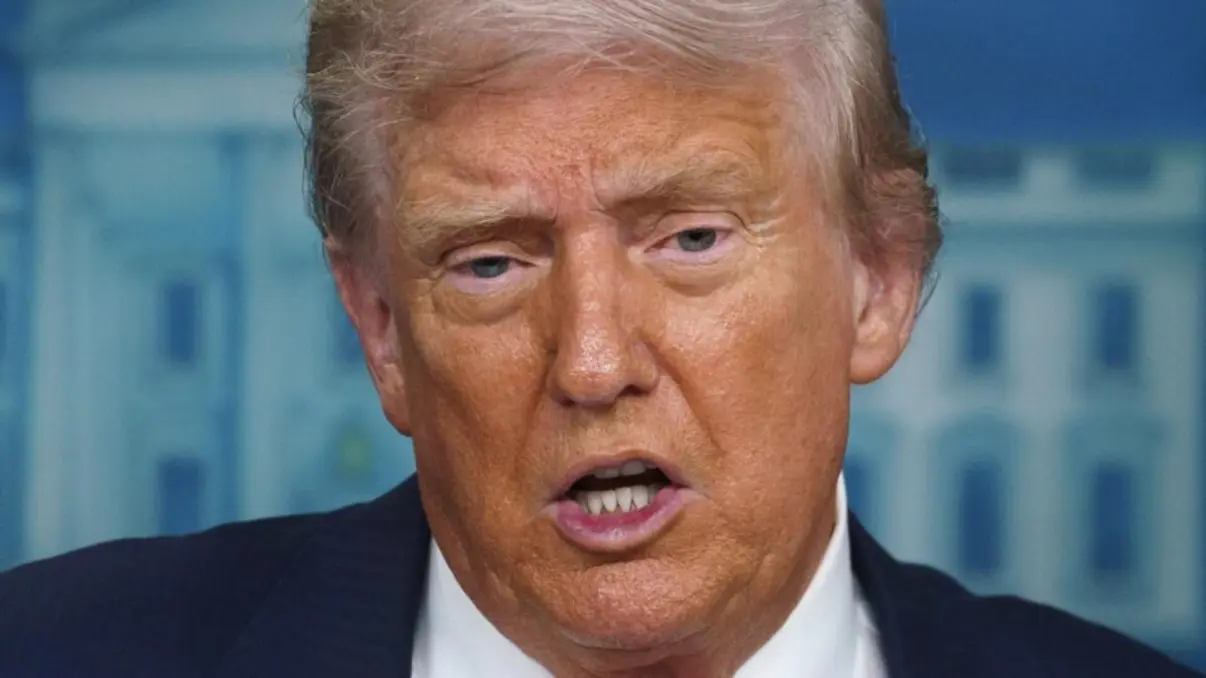 Donald Trump busca mediar encontro entre Putin e Zelensky após encontro individual com Putin no Alasca. Zelensky critica ausência de Kiev nas negociações. Trump promete comunicar aliados sobre o acordo de paz russo e deseja a devolução de territórios ocupados.