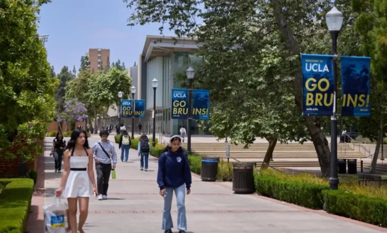 Governo Trump Suspende Subsídios à UCLA Após Denúncias de Antissemitismo 1 Governo Trump suspende subsídios à UCLA após denúncias de antissemitismo por permitir protestos pró-Palestina. O reitor critica a decisão, que pode impactar pesquisa e empregos na instituição.