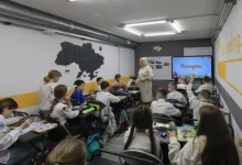 A guerra na Ucrânia ameaça jovens ucranianos. A Rússia recruta adolescentes para sabotagens, usando o Telegram. Casos de bomba e chantagem aumentam, mas campanhas de educação trazem resultados positivos.