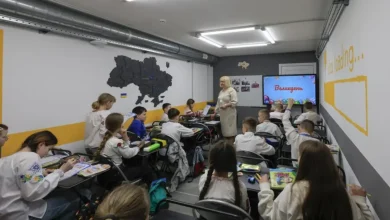 A guerra na Ucrânia ameaça jovens ucranianos. A Rússia recruta adolescentes para sabotagens, usando o Telegram. Casos de bomba e chantagem aumentam, mas campanhas de educação trazem resultados positivos.