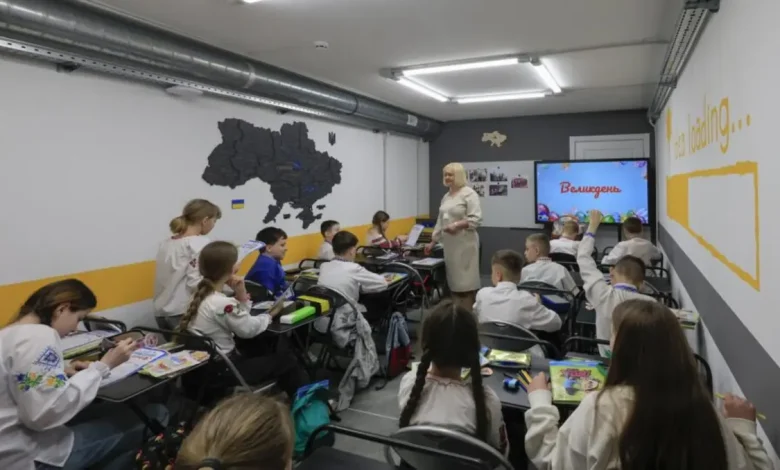 Guerra na Ucrânia: Jovens em Risco 1 A guerra na Ucrânia ameaça jovens ucranianos. A Rússia recruta adolescentes para sabotagens, usando o Telegram. Casos de bomba e chantagem aumentam, mas campanhas de educação trazem resultados positivos.