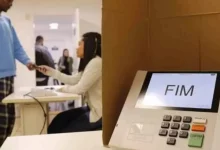 Senado aprova texto base do novo Código Eleitoral com voto impresso. A oposição obteve vitória com a inclusão do voto auditável, mas a pena para fake news foi reduzida. Câmara agora avaliará as mudanças.