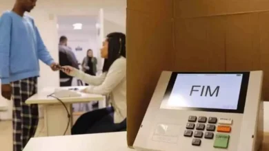 Senado aprova texto base do novo Código Eleitoral com voto impresso. A oposição obteve vitória com a inclusão do voto auditável, mas a pena para fake news foi reduzida. Câmara agora avaliará as mudanças.