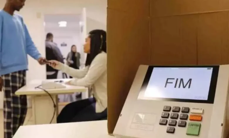 Senado aprova texto base do novo Código Eleitoral com voto impresso. A oposição obteve vitória com a inclusão do voto auditável, mas a pena para fake news foi reduzida. Câmara agora avaliará as mudanças.
