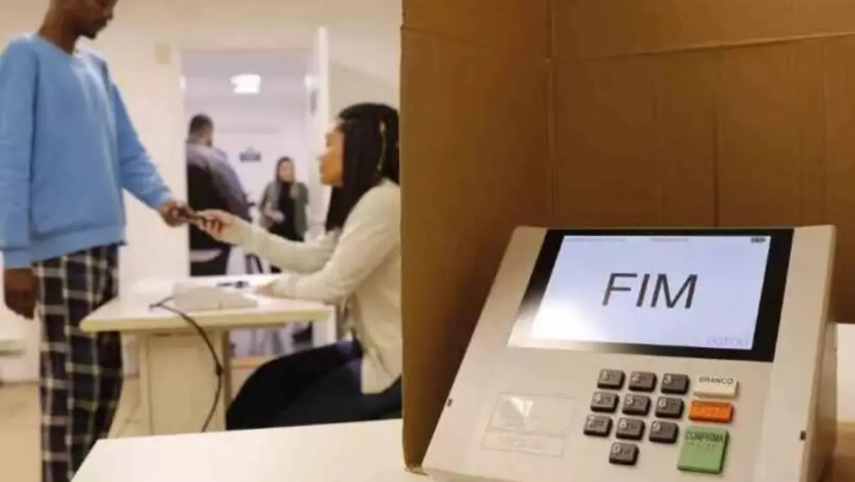 Senado aprova texto base do novo Código Eleitoral com voto impresso. A oposição obteve vitória com a inclusão do voto auditável, mas a pena para fake news foi reduzida. Câmara agora avaliará as mudanças.