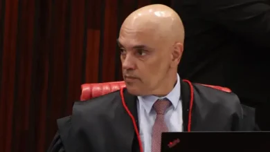 Cartão internacional do ministro Alexandre de Moraes bloqueado após sanções dos EUA com base na Lei Magnitsky. A restrição, imposta pela bandeira Elo, destaca o impacto das sanções internacionais no dia a dia de pessoas afetadas, limitando acesso a serviços bancários internacionais.