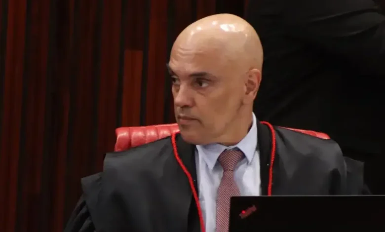 Cartão internacional do ministro Alexandre de Moraes bloqueado após sanções dos EUA com base na Lei Magnitsky. A restrição, imposta pela bandeira Elo, destaca o impacto das sanções internacionais no dia a dia de pessoas afetadas, limitando acesso a serviços bancários internacionais.