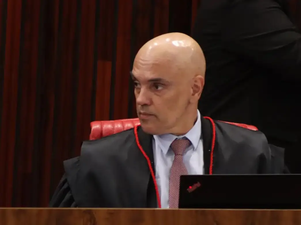 Cartão internacional do ministro Alexandre de Moraes bloqueado após sanções dos EUA com base na Lei Magnitsky. A restrição, imposta pela bandeira Elo, destaca o impacto das sanções internacionais no dia a dia de pessoas afetadas, limitando acesso a serviços bancários internacionais.