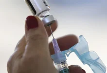 Ministério da Saúde debate inclusão da vacina Meningo B no SUS. A vacina protege contra a bactéria meningococo do tipo B, responsável por muitos óbitos por meningite. Participe da consulta pública até 13/08.