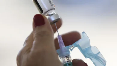 Ministério da Saúde debate inclusão da vacina Meningo B no SUS. A vacina protege contra a bactéria meningococo do tipo B, responsável por muitos óbitos por meningite. Participe da consulta pública até 13/08.