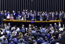 Câmara aprova urgência para projeto que amplia isenção do IRPF para R$ 5 mil. Benefício para milhões de brasileiros. Votação em plenário prevista para setembro.
