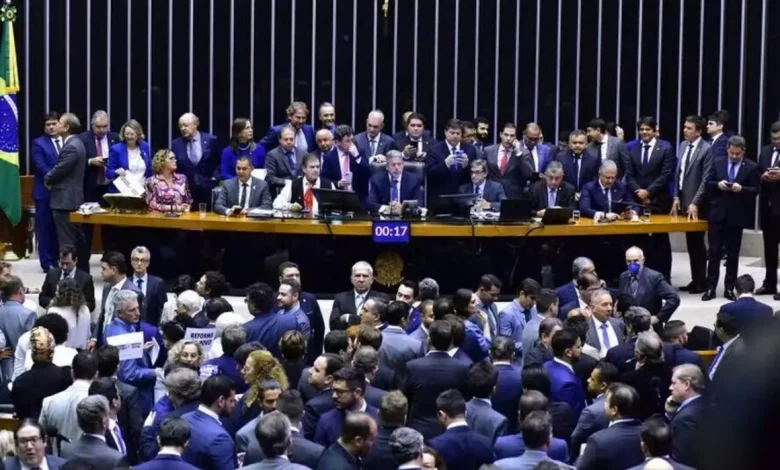 Câmara aprova urgência para projeto que amplia isenção do IRPF para R$ 5 mil. Benefício para milhões de brasileiros. Votação em plenário prevista para setembro.