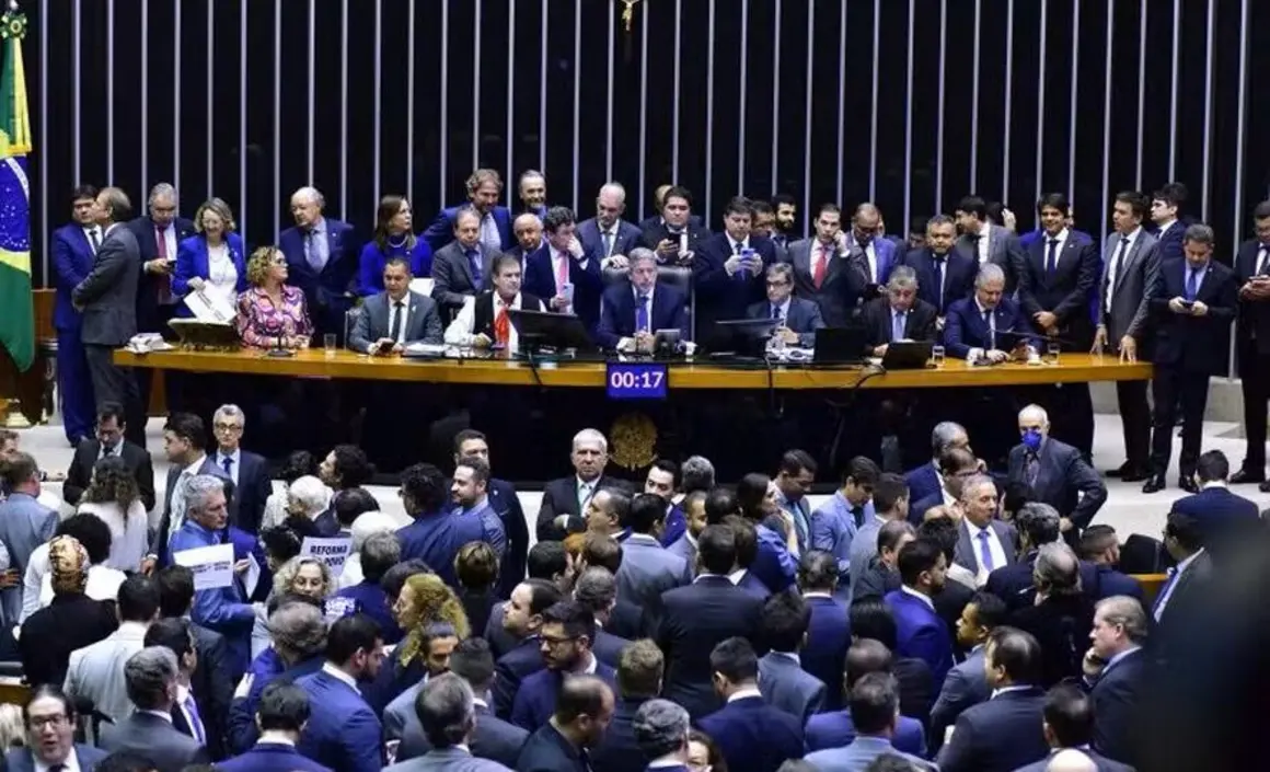 Câmara aprova urgência para projeto que amplia isenção do IRPF para R$ 5 mil. Benefício para milhões de brasileiros. Votação em plenário prevista para setembro.