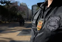 Polícia Civil prende mulher suspeita de auxiliar na morte de ex-delegado geral de São Paulo. Operação policial busca identificar todos os envolvidos no crime e esclarecer as circunstâncias da execução.