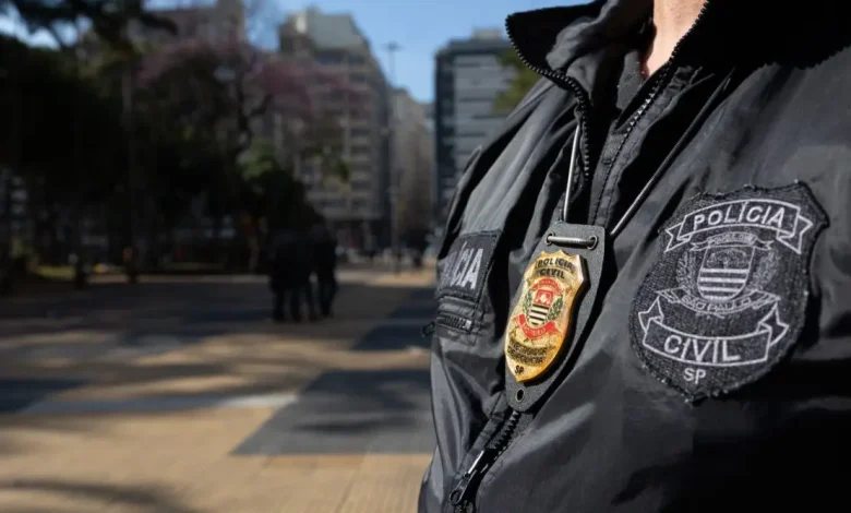 Polícia Civil prende mulher suspeita de auxiliar na morte de ex-delegado geral de São Paulo. Operação policial busca identificar todos os envolvidos no crime e esclarecer as circunstâncias da execução.