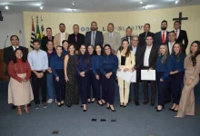 Câmara de Vereadores de Paraguaçu Paulista homenageia Dr. Bassam Saad Abou Mourad e seus filhos por participação em congresso internacional de oftalmologia em Los Angeles. A clínica familiar de Paraguaçu Paulista foi destaque no evento, elevando o nome da cidade no cenário mundial da oftalmologia.