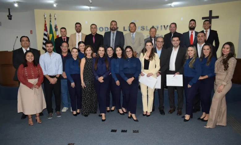 Câmara homenageia oftalmologista paraguaçuense destaque em congresso internacional 1 Câmara de Vereadores de Paraguaçu Paulista homenageia Dr. Bassam Saad Abou Mourad e seus filhos por participação em congresso internacional de oftalmologia em Los Angeles. A clínica familiar de Paraguaçu Paulista foi destaque no evento, elevando o nome da cidade no cenário mundial da oftalmologia.